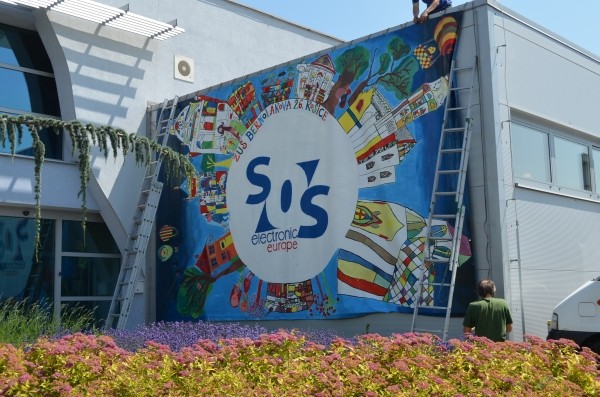 Gigantický obraz na budově SOS