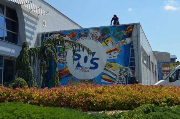 Gigantický obraz na budove SOS