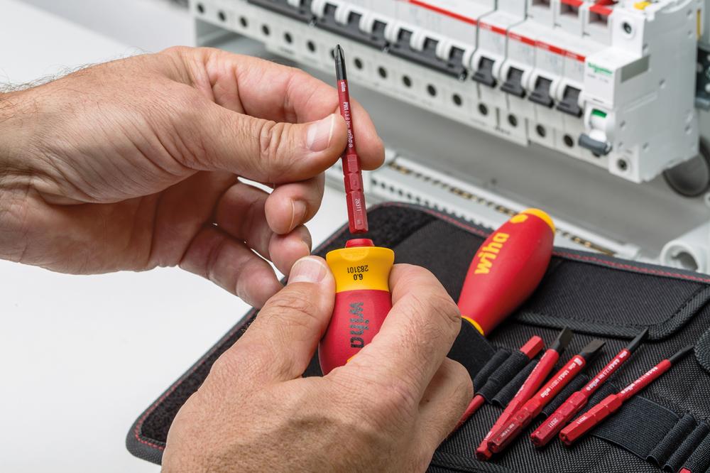 Try “PlusMinus” - an ideal screwdriver for circuit breakers and terminals