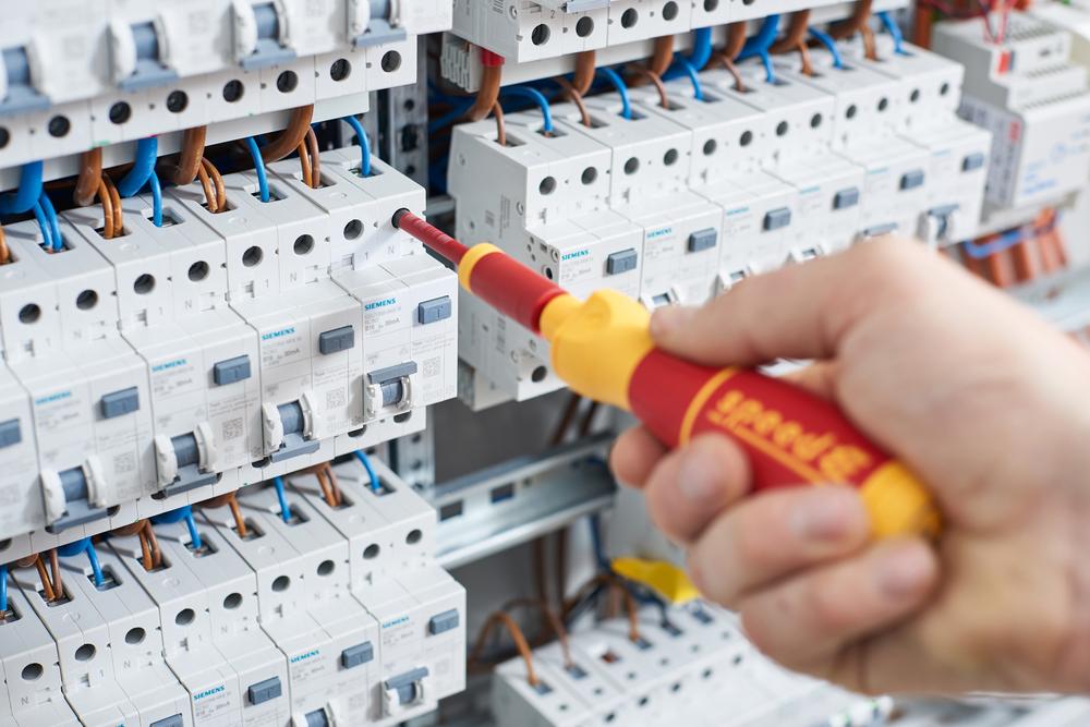 Try “PlusMinus” - an ideal screwdriver for circuit breakers and terminals